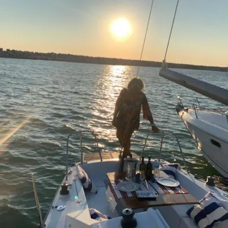 Hotel na wodzie Barca A Vela Blue Marlin